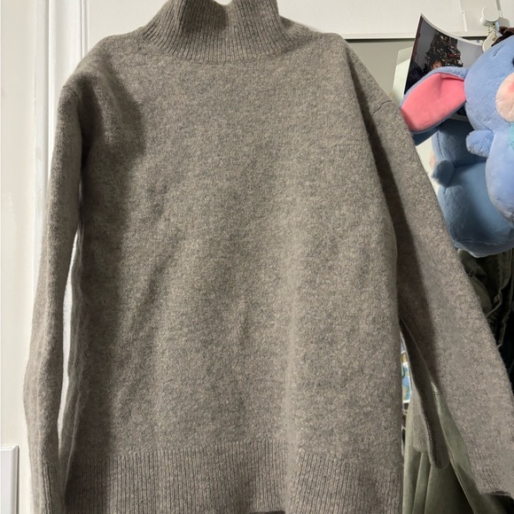 Uniqlo Women's Heather Gray Turtleneck Sweater - Picture 2 of 6